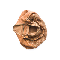 Borsa a spalla donna  in morbida pelle di vitello made in Italy, lavato e tinto in capo.